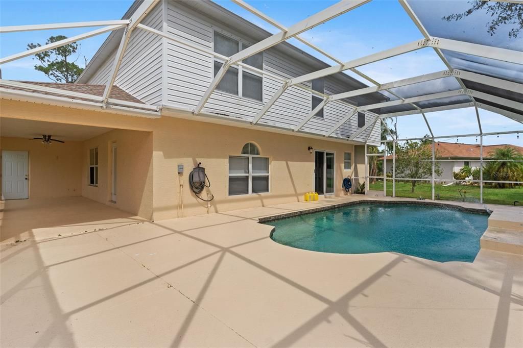 Activo con contrato: $425,000 (4 camas, 2 baños, 2248 Pies cuadrados)