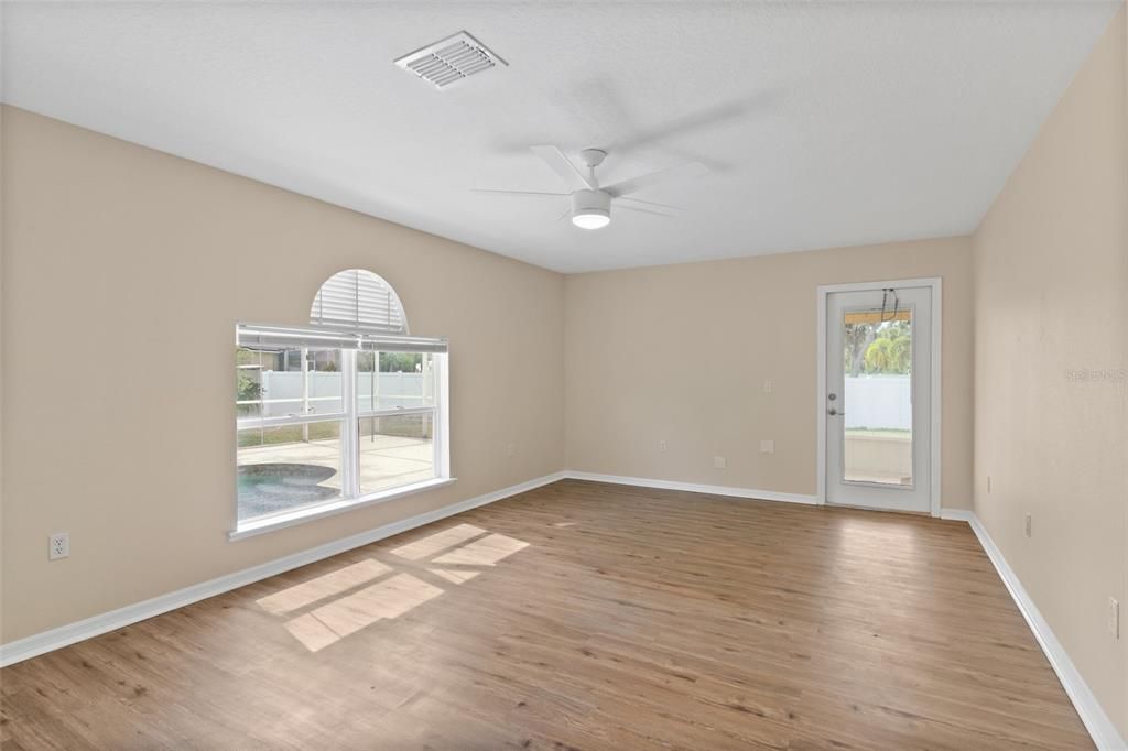 Activo con contrato: $425,000 (4 camas, 2 baños, 2248 Pies cuadrados)