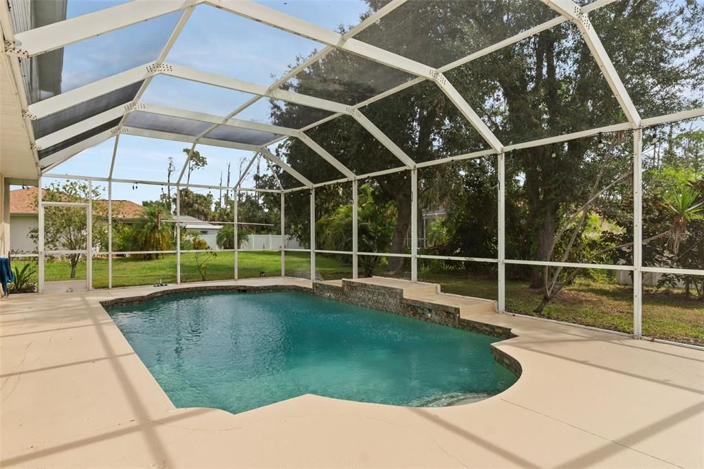 Activo con contrato: $425,000 (4 camas, 2 baños, 2248 Pies cuadrados)