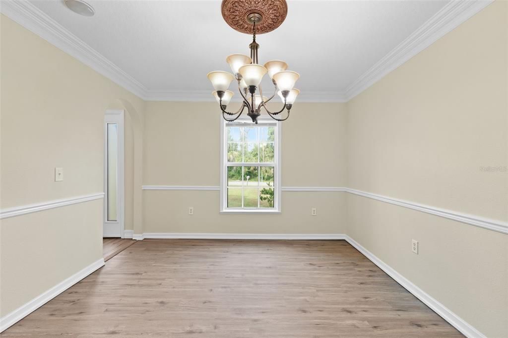 Activo con contrato: $425,000 (4 camas, 2 baños, 2248 Pies cuadrados)