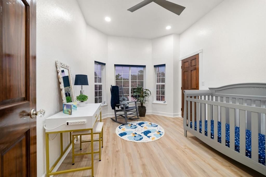 Под контрактом: $1,299,000 (4 спален, 2 ванн, 2846 Квадратных фут)