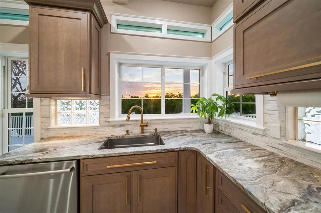 Под контрактом: $1,299,000 (4 спален, 2 ванн, 2846 Квадратных фут)