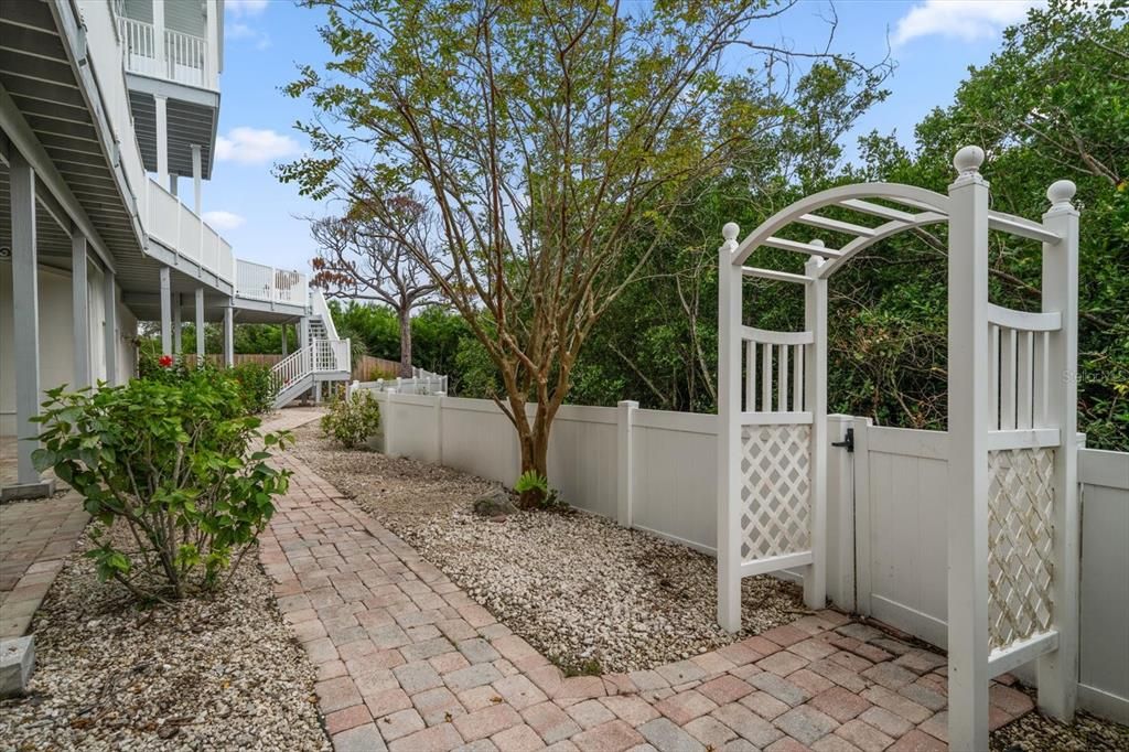 Под контрактом: $1,299,000 (4 спален, 2 ванн, 2846 Квадратных фут)