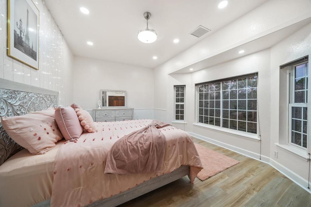 Под контрактом: $1,299,000 (4 спален, 2 ванн, 2846 Квадратных фут)