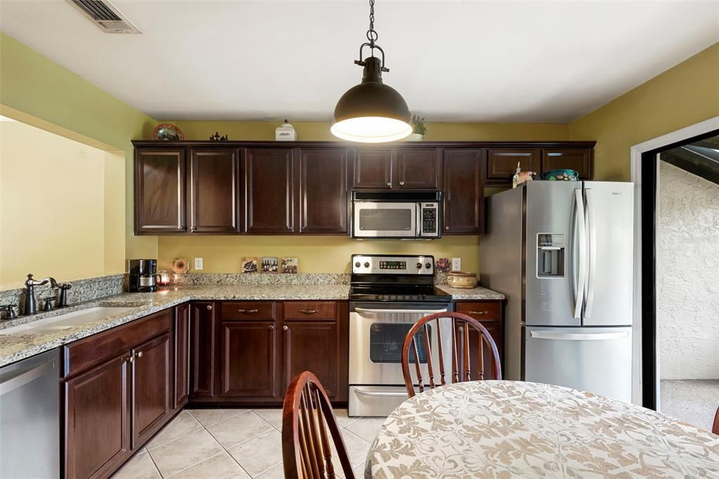 For Sale: $249,000 (2 beds, 2 baths, 1185 Square Feet)
