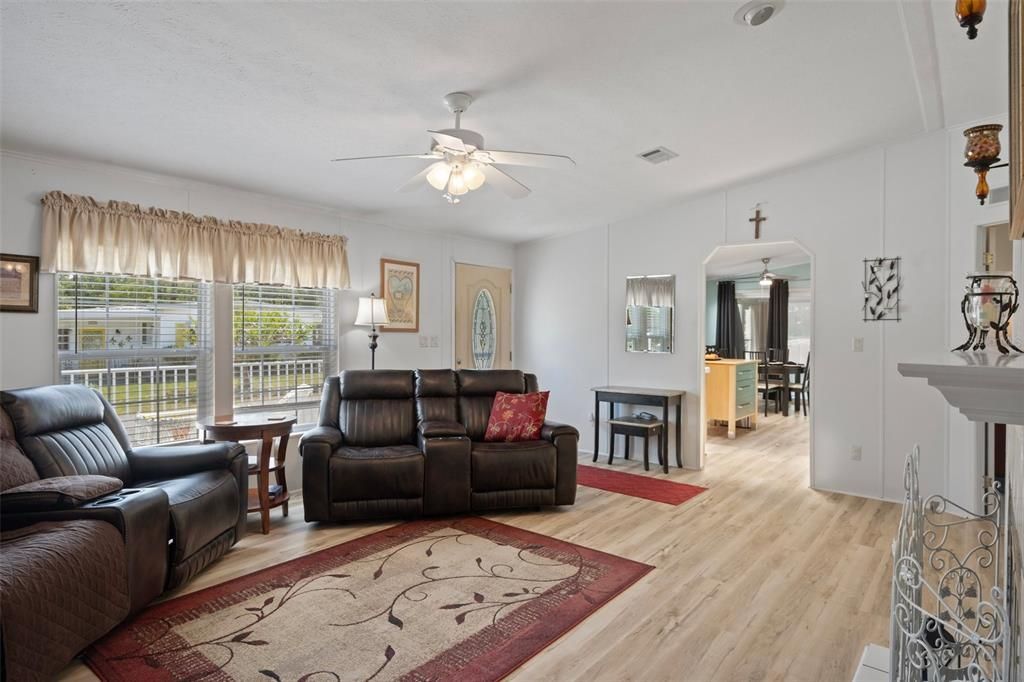 Activo con contrato: $239,000 (3 camas, 2 baños, 1512 Pies cuadrados)