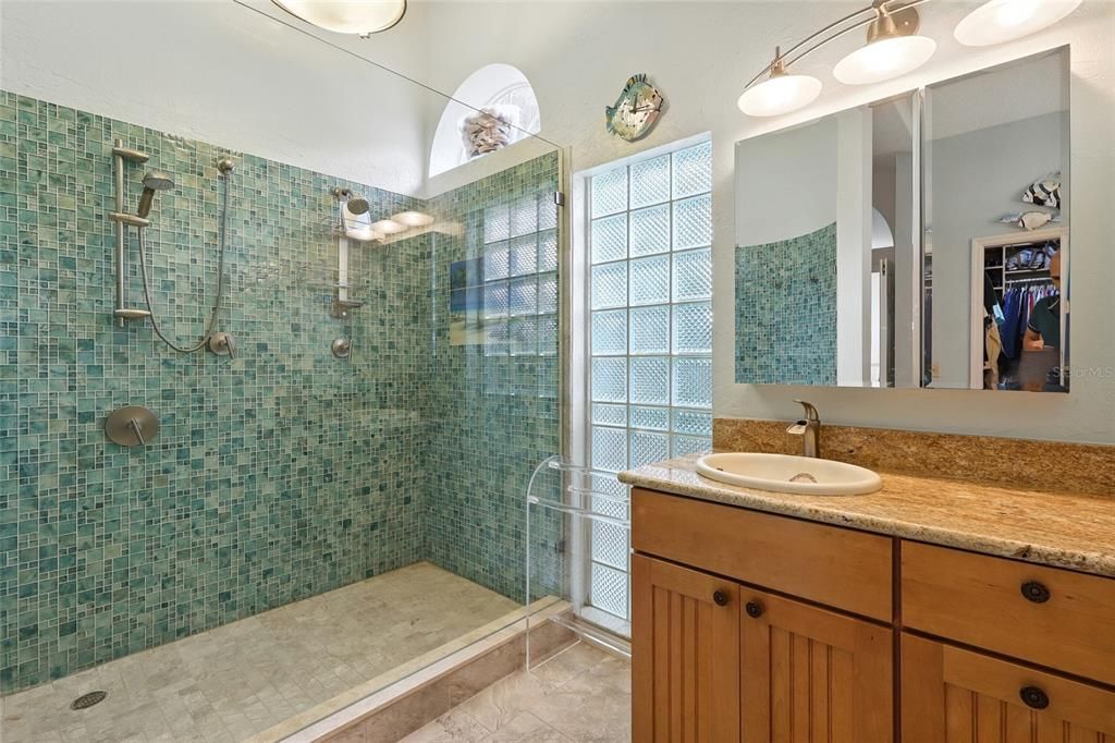 合同活跃: $735,000 (4 贝兹, 2 浴室, 2850 平方英尺)