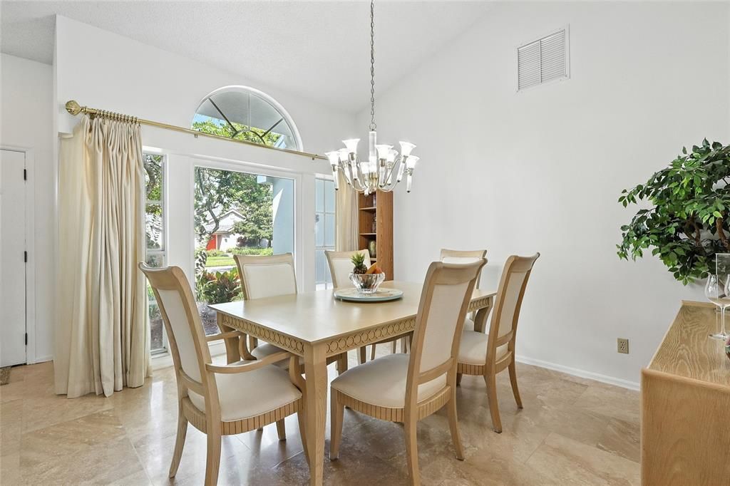 合同活跃: $735,000 (4 贝兹, 2 浴室, 2850 平方英尺)