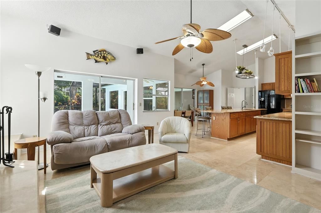 合同活跃: $735,000 (4 贝兹, 2 浴室, 2850 平方英尺)