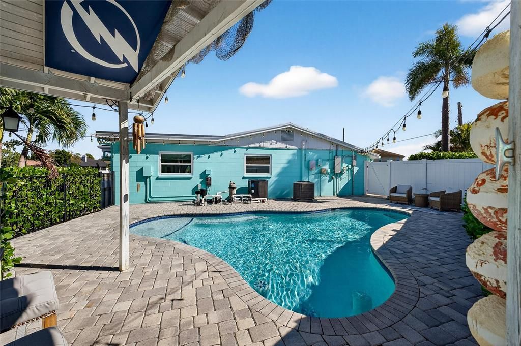 待售: $945,000 (3 贝兹, 2 浴室, 2241 平方英尺)