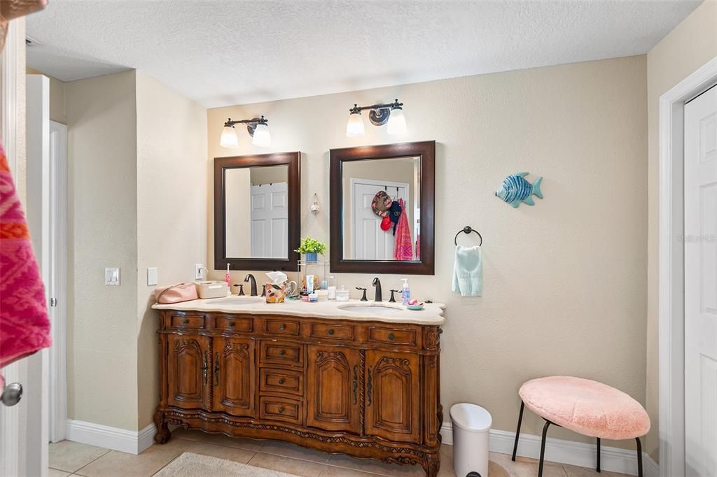 En Venta: $439,000 (4 camas, 2 baños, 2188 Pies cuadrados)