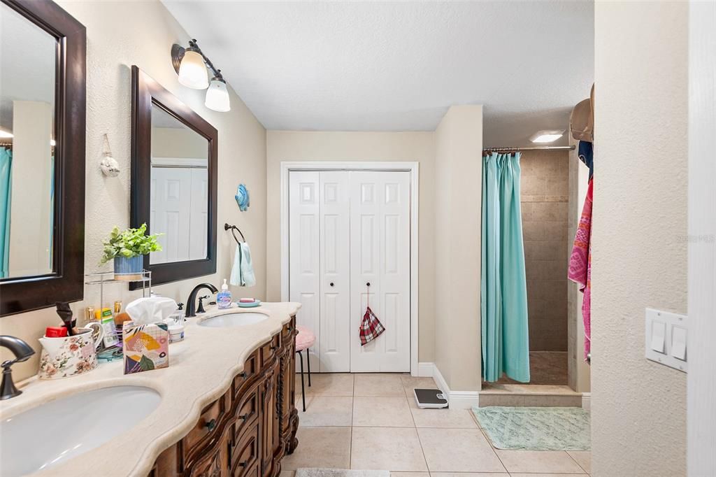 En Venta: $439,000 (4 camas, 2 baños, 2188 Pies cuadrados)