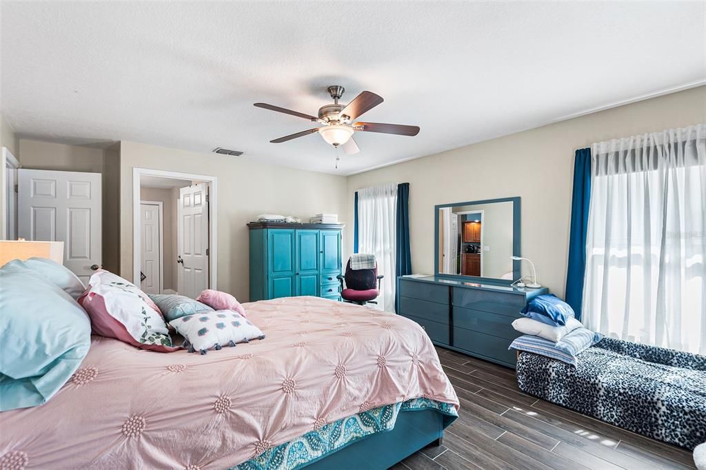 En Venta: $439,000 (4 camas, 2 baños, 2188 Pies cuadrados)