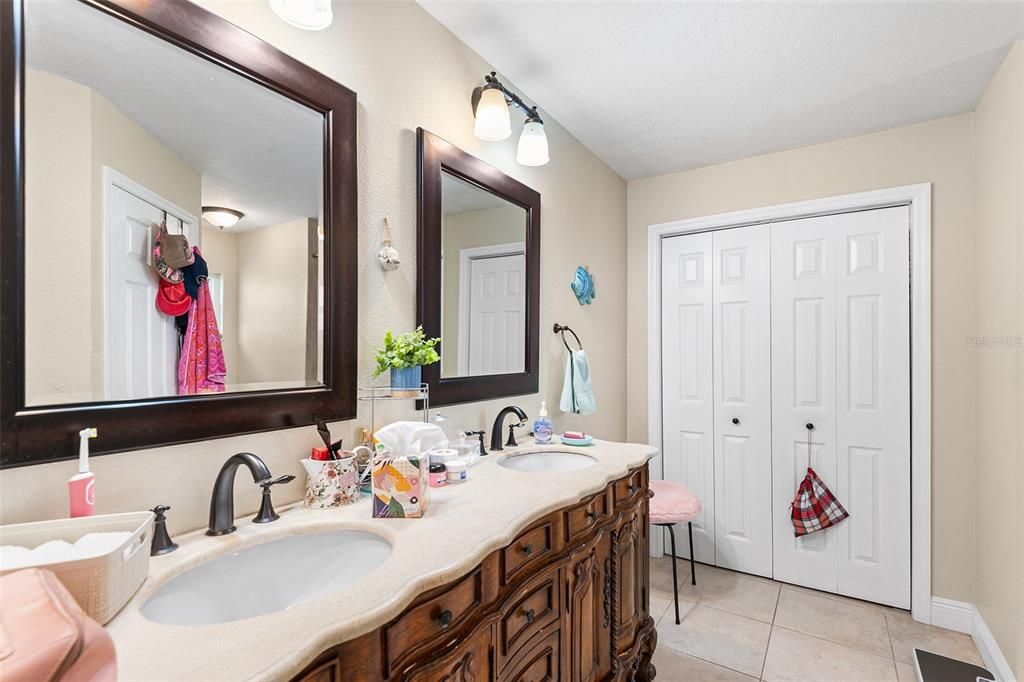 En Venta: $439,000 (4 camas, 2 baños, 2188 Pies cuadrados)