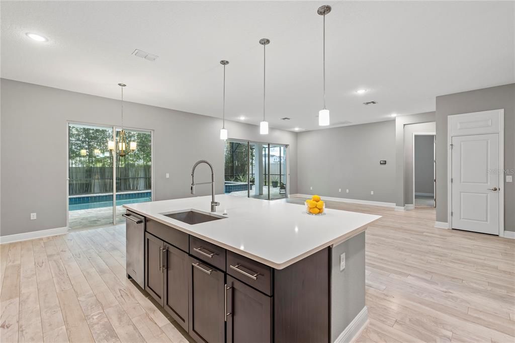 На продажу: $1,595,000 (7 спален, 5 ванн, 5169 Квадратных фут)