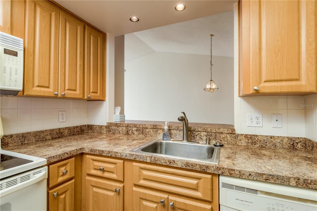 Active With Contract: $185,000 (2 beds, 2 baths, 1232 Square Feet)