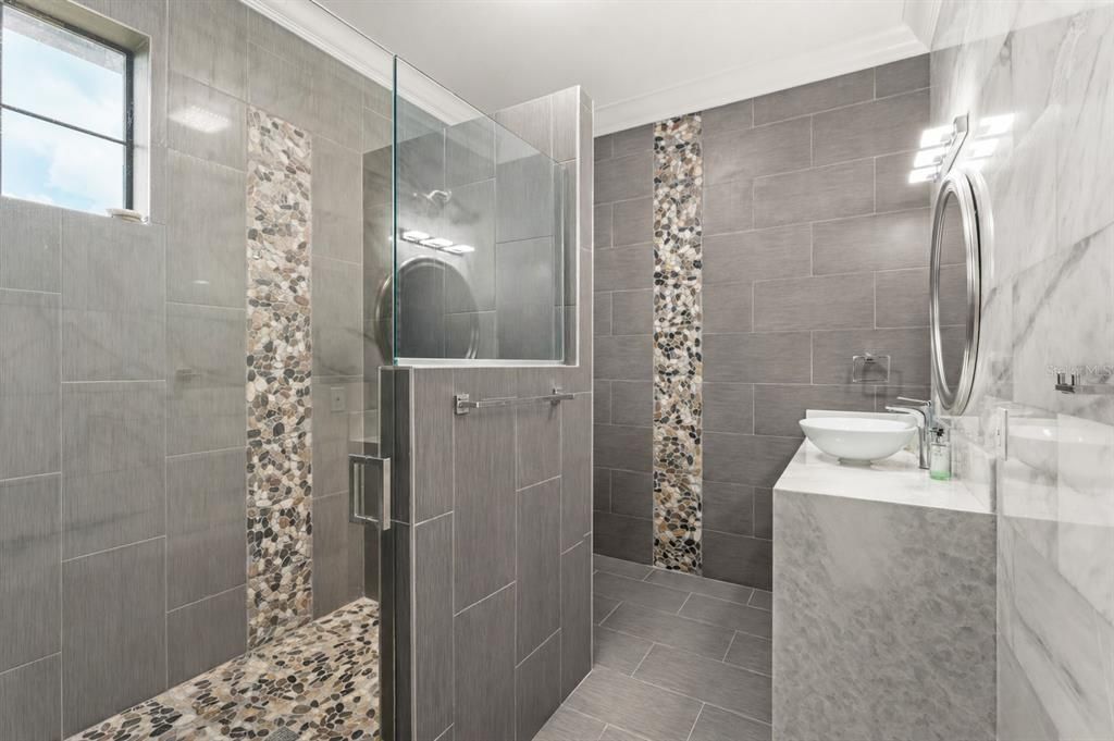For Sale: $5,900,000 (5 beds, 8 baths, 11861 Square Feet)