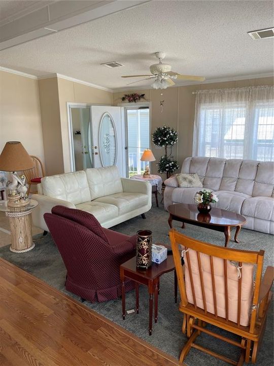 На продажу: $249,500 (2 спален, 2 ванн, 1152 Квадратных фут)