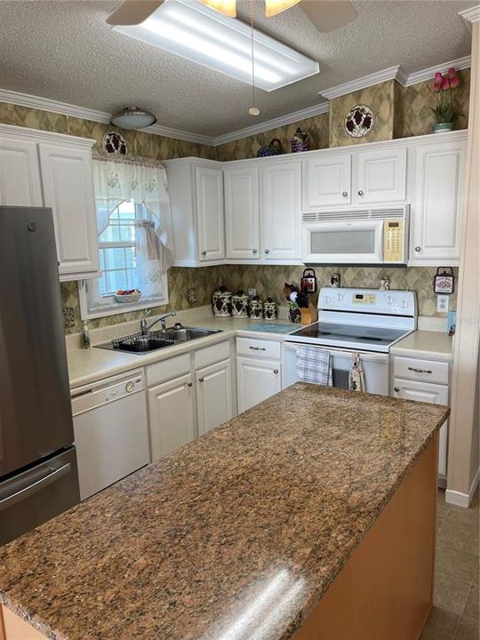 На продажу: $249,500 (2 спален, 2 ванн, 1152 Квадратных фут)