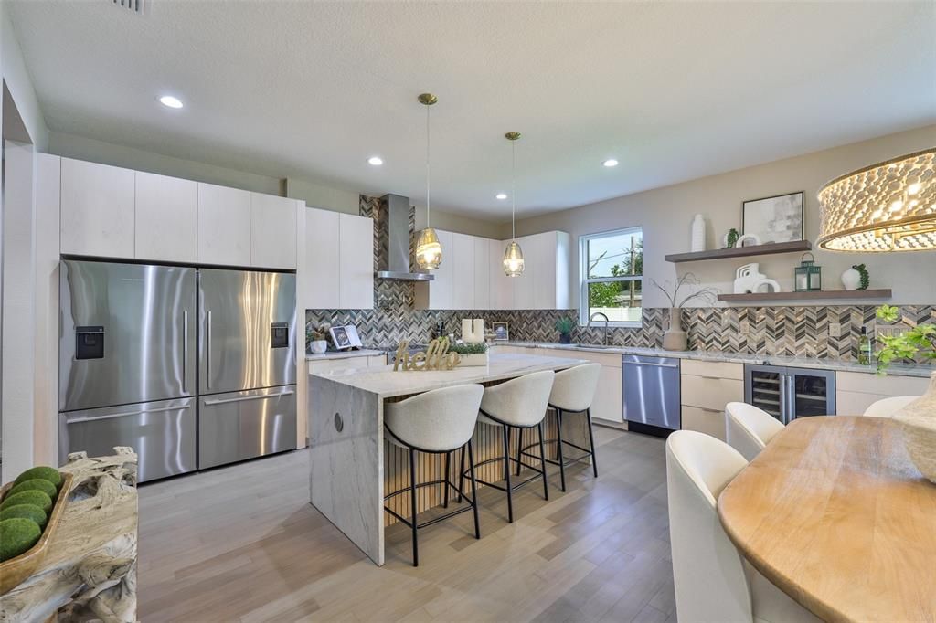 Под контрактом: $1,195,000 (5 спален, 4 ванн, 3196 Квадратных фут)