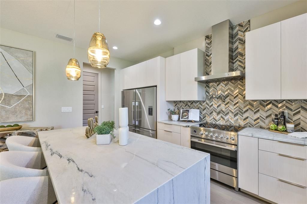 Под контрактом: $1,195,000 (5 спален, 4 ванн, 3196 Квадратных фут)