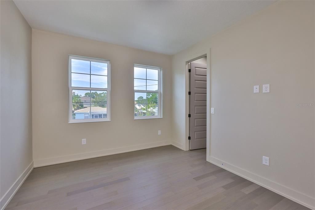 Под контрактом: $1,195,000 (5 спален, 4 ванн, 3196 Квадратных фут)