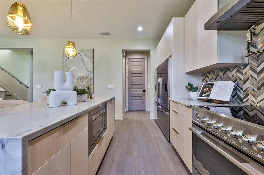 Под контрактом: $1,195,000 (5 спален, 4 ванн, 3196 Квадратных фут)