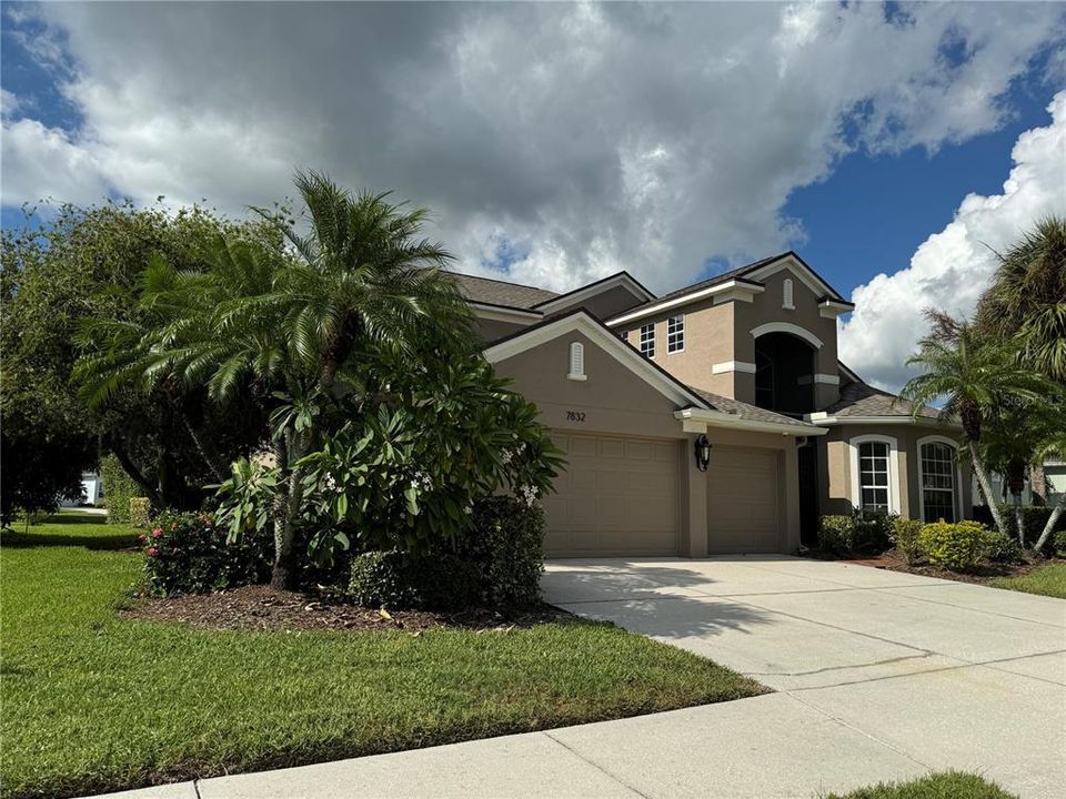Active With Contract: $4,000 (4 beds, 3 baths, 2858 Square Feet)