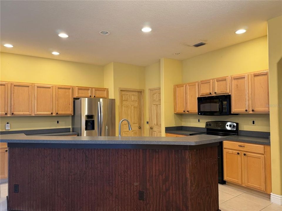 Active With Contract: $4,000 (4 beds, 3 baths, 2858 Square Feet)