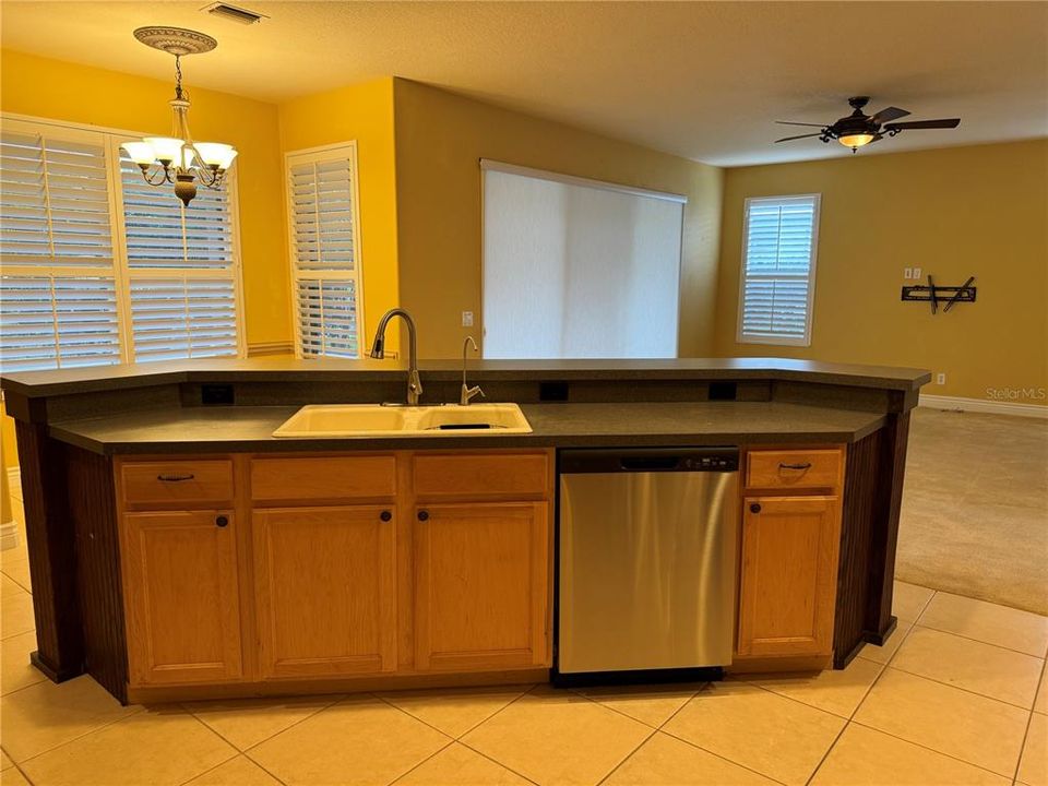 Active With Contract: $4,000 (4 beds, 3 baths, 2858 Square Feet)