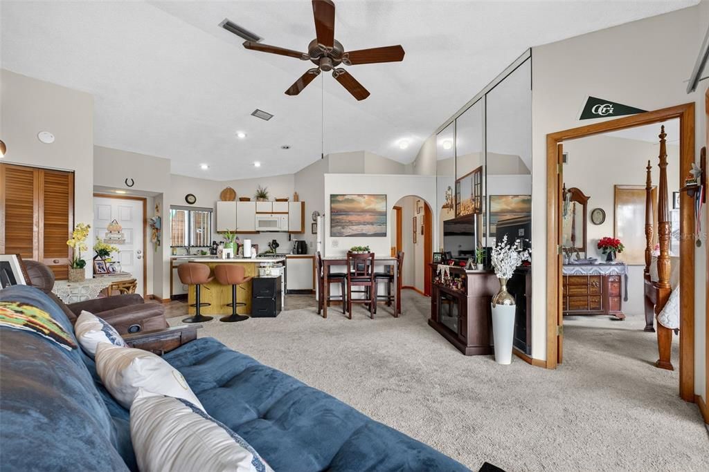 待售: $110,000 (2 贝兹, 1 浴室, 800 平方英尺)