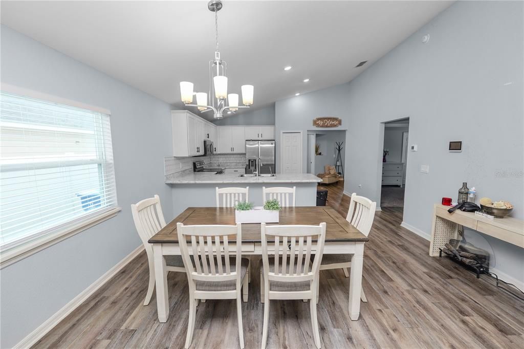 合同活跃: $265,000 (3 贝兹, 2 浴室, 1497 平方英尺)