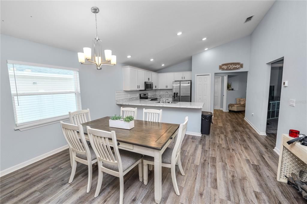 合同活跃: $265,000 (3 贝兹, 2 浴室, 1497 平方英尺)