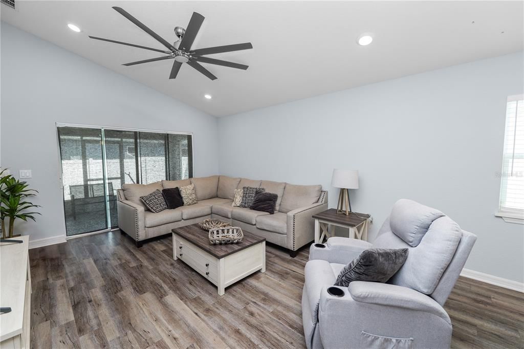 合同活跃: $265,000 (3 贝兹, 2 浴室, 1497 平方英尺)