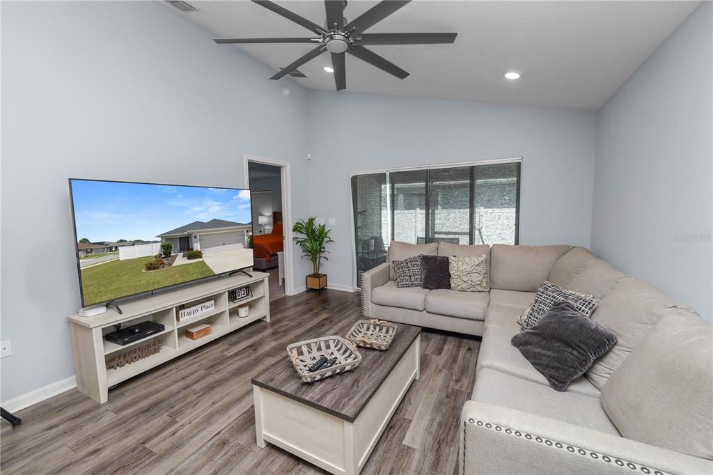 合同活跃: $265,000 (3 贝兹, 2 浴室, 1497 平方英尺)