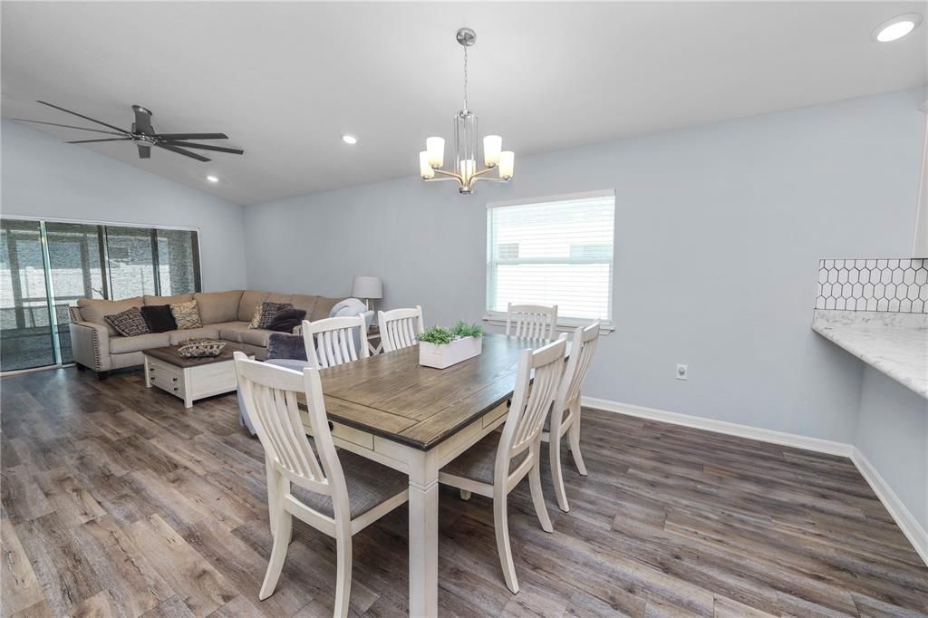 合同活跃: $265,000 (3 贝兹, 2 浴室, 1497 平方英尺)