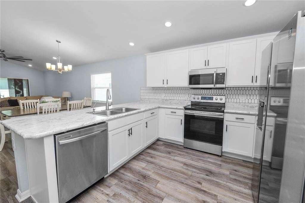 合同活跃: $265,000 (3 贝兹, 2 浴室, 1497 平方英尺)