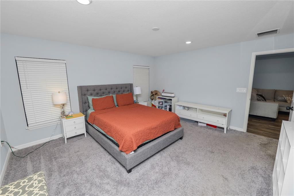 合同活跃: $265,000 (3 贝兹, 2 浴室, 1497 平方英尺)