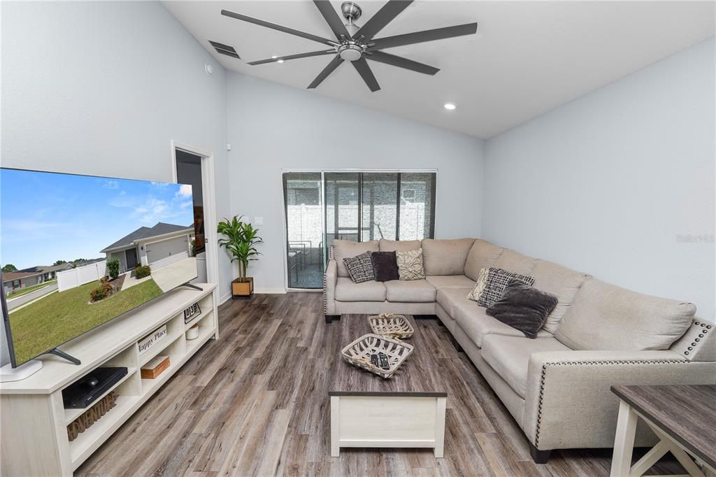 合同活跃: $265,000 (3 贝兹, 2 浴室, 1497 平方英尺)