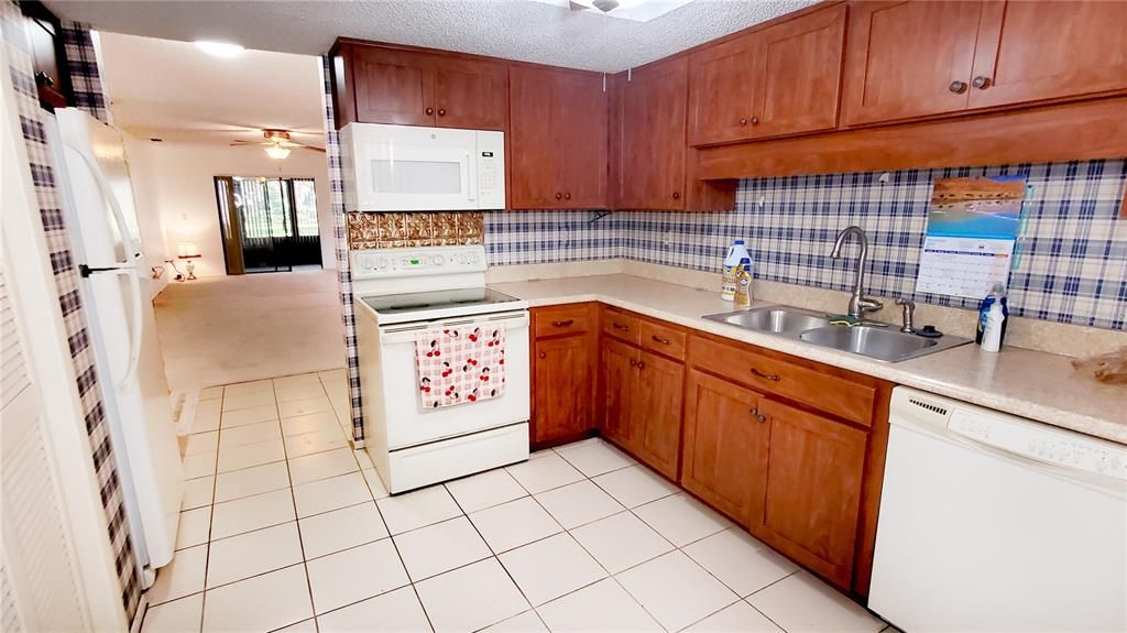 待售: $225,000 (2 贝兹, 2 浴室, 1060 平方英尺)