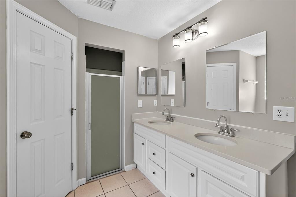 На продажу: $304,900 (4 спален, 2 ванн, 1874 Квадратных фут)