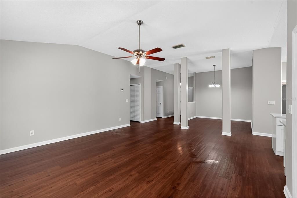 На продажу: $304,900 (4 спален, 2 ванн, 1874 Квадратных фут)