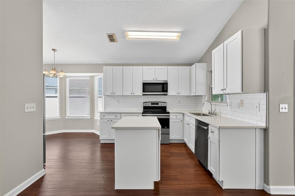 На продажу: $304,900 (4 спален, 2 ванн, 1874 Квадратных фут)