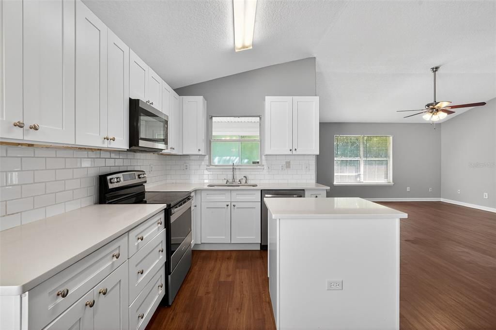 На продажу: $304,900 (4 спален, 2 ванн, 1874 Квадратных фут)