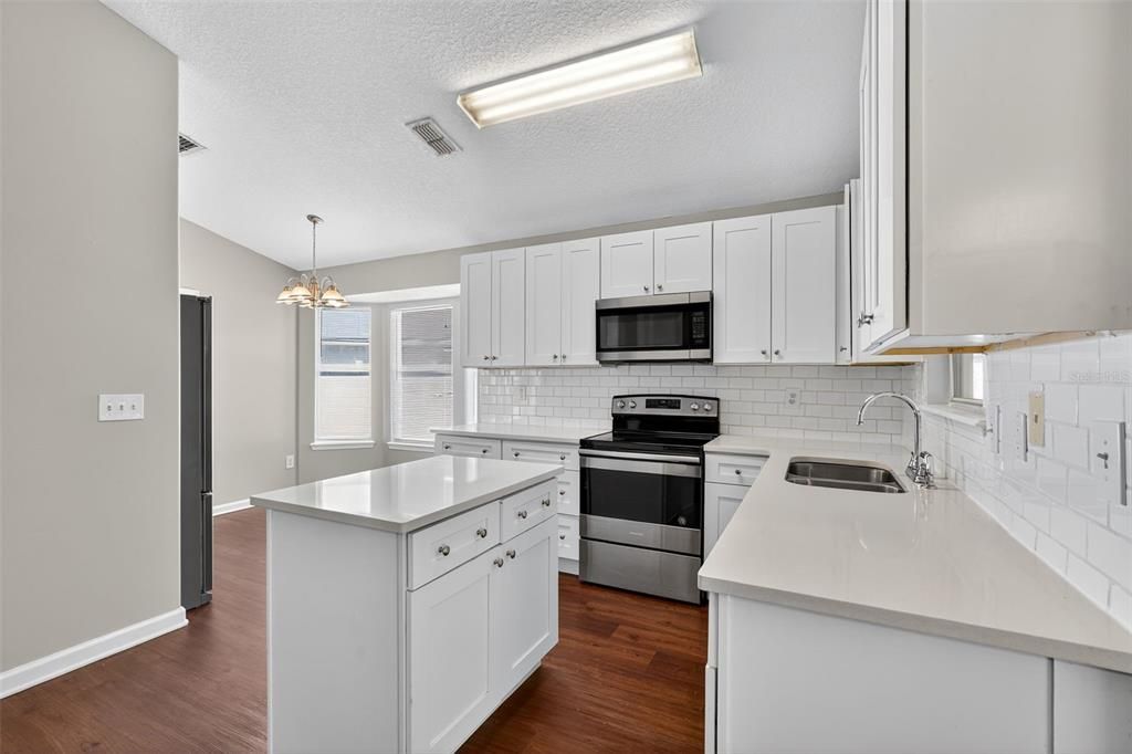 На продажу: $304,900 (4 спален, 2 ванн, 1874 Квадратных фут)