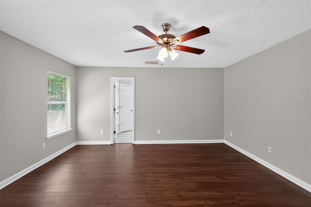 На продажу: $304,900 (4 спален, 2 ванн, 1874 Квадратных фут)