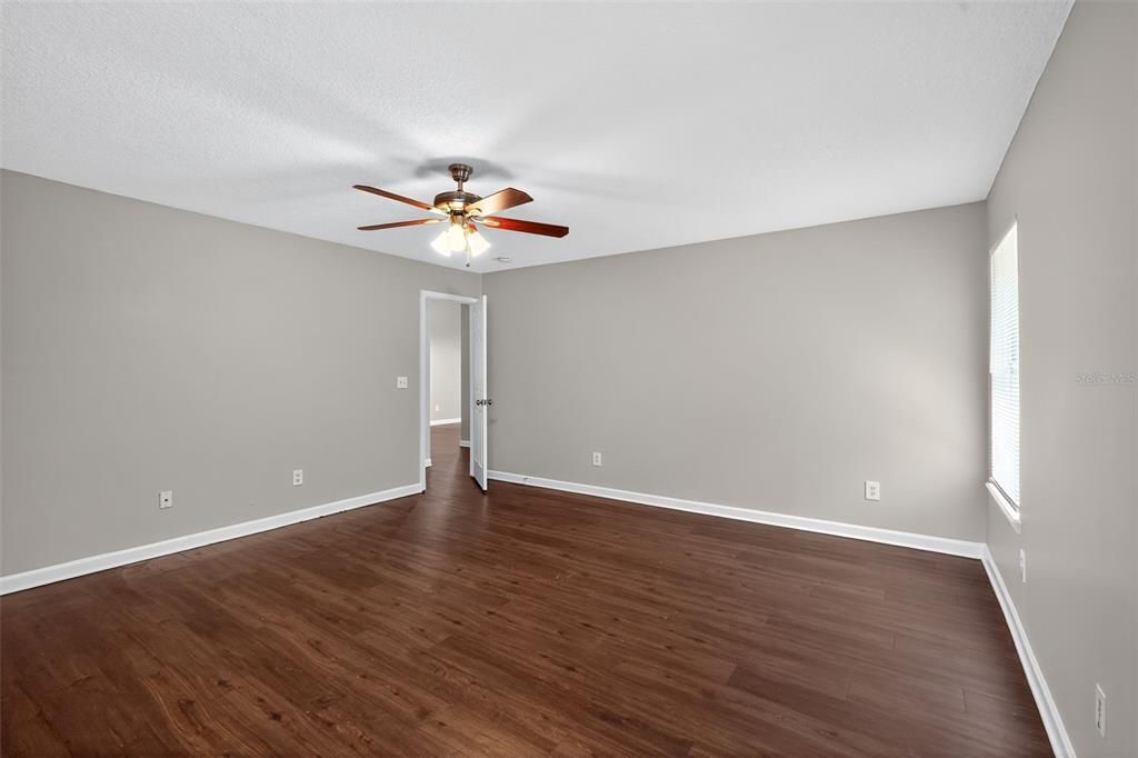 На продажу: $304,900 (4 спален, 2 ванн, 1874 Квадратных фут)