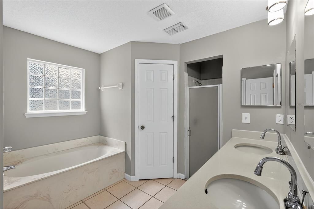 На продажу: $304,900 (4 спален, 2 ванн, 1874 Квадратных фут)