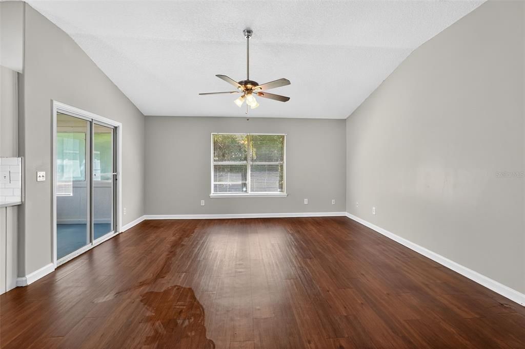 На продажу: $304,900 (4 спален, 2 ванн, 1874 Квадратных фут)