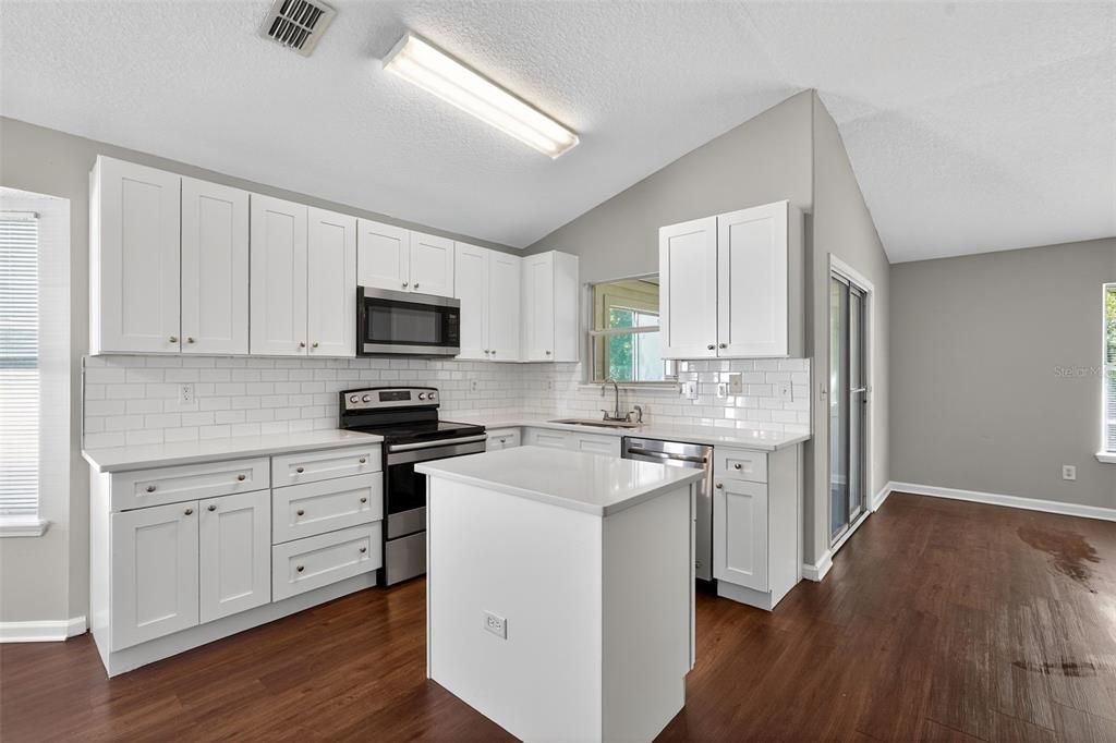 На продажу: $304,900 (4 спален, 2 ванн, 1874 Квадратных фут)